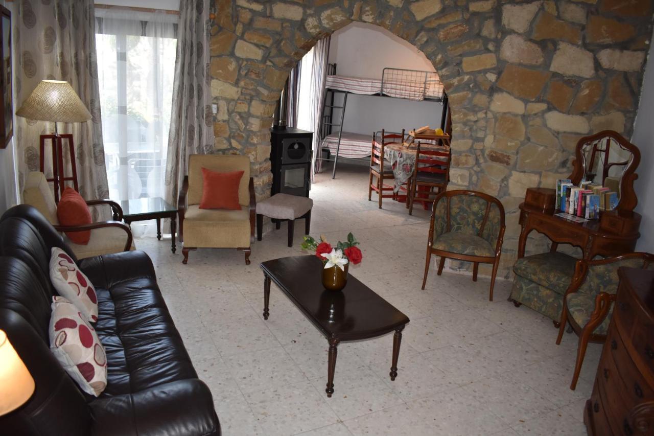 George Houses Pentakomo Екстериор снимка