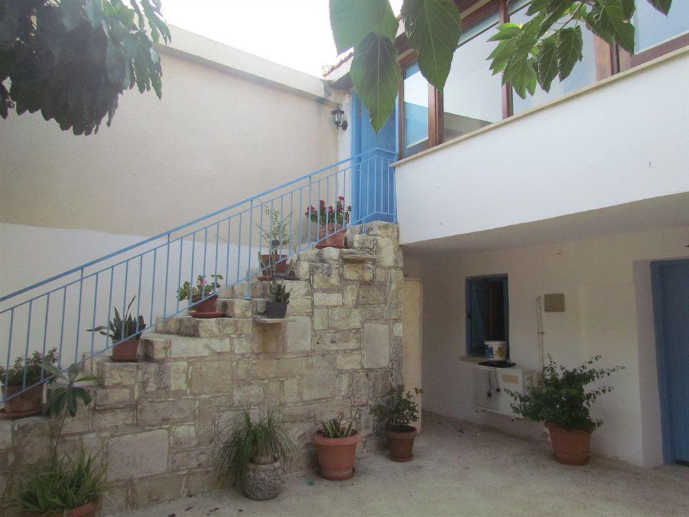 George Houses Pentakomo Екстериор снимка