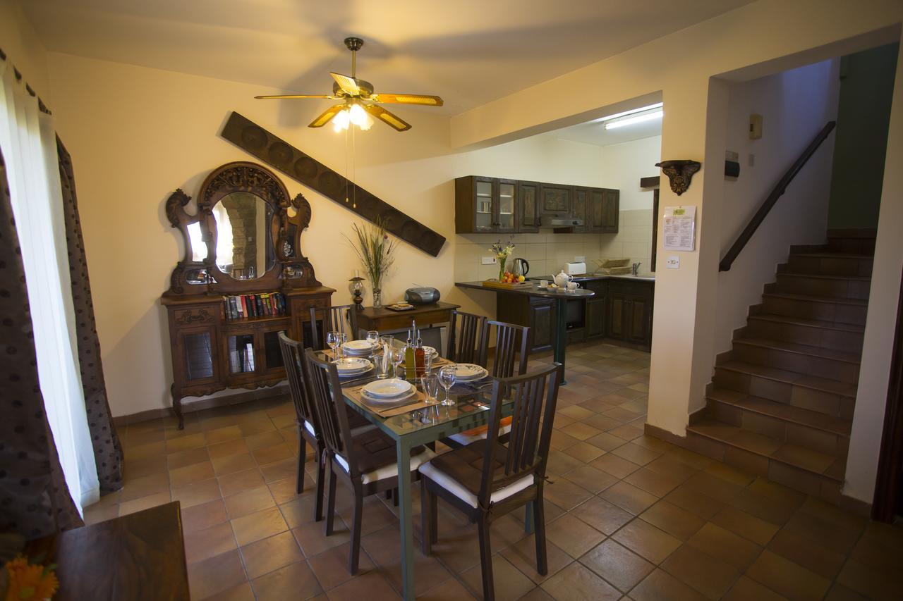 George Houses Pentakomo Стая снимка