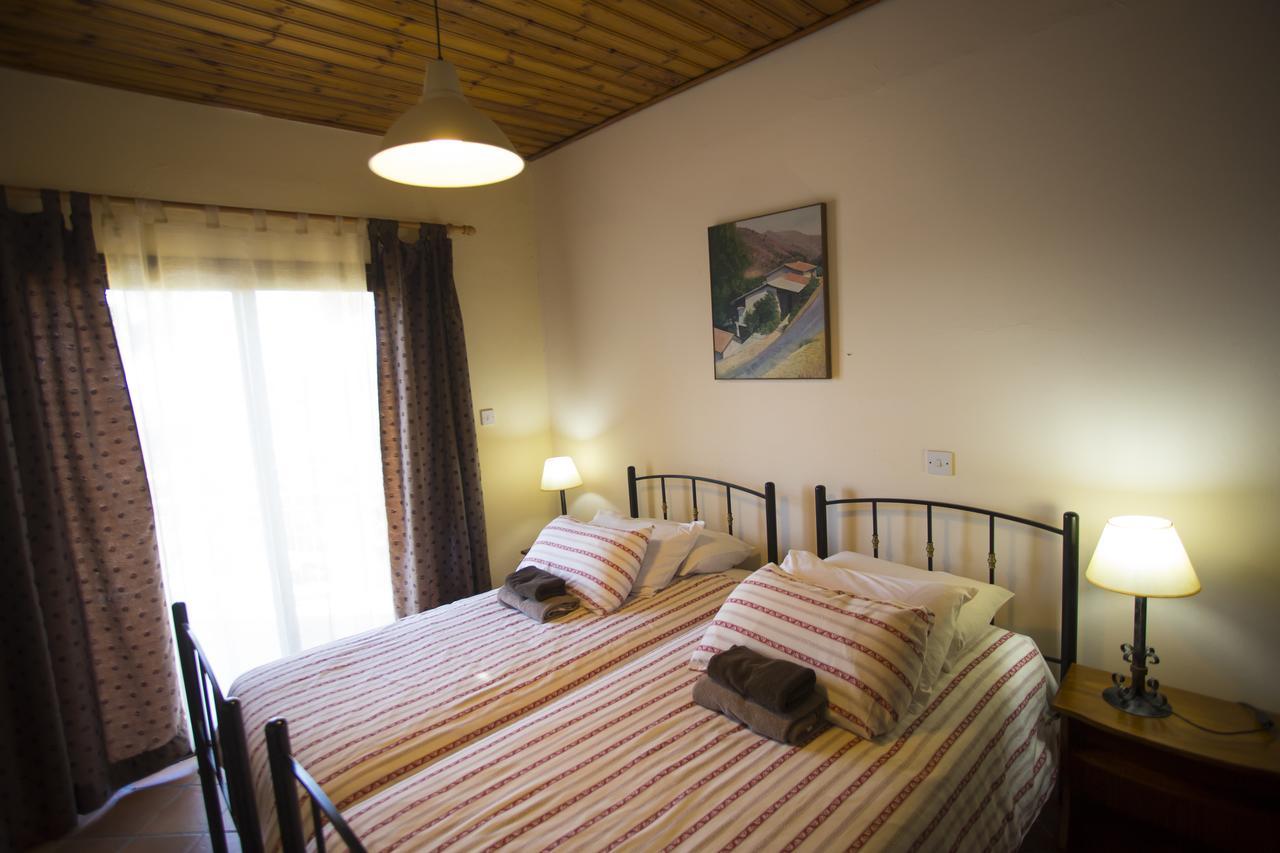 George Houses Pentakomo Стая снимка